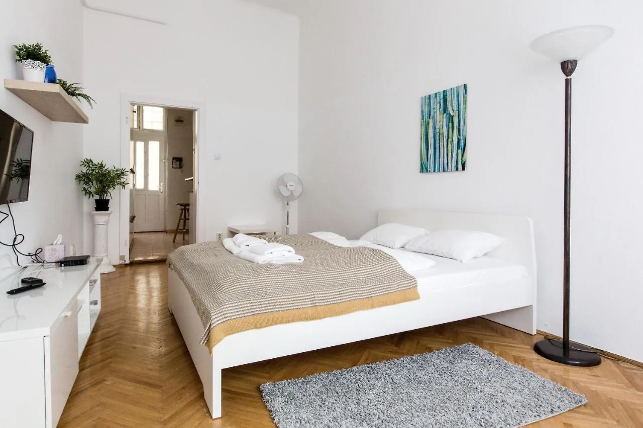Home In The Living Budapest Lägenhet