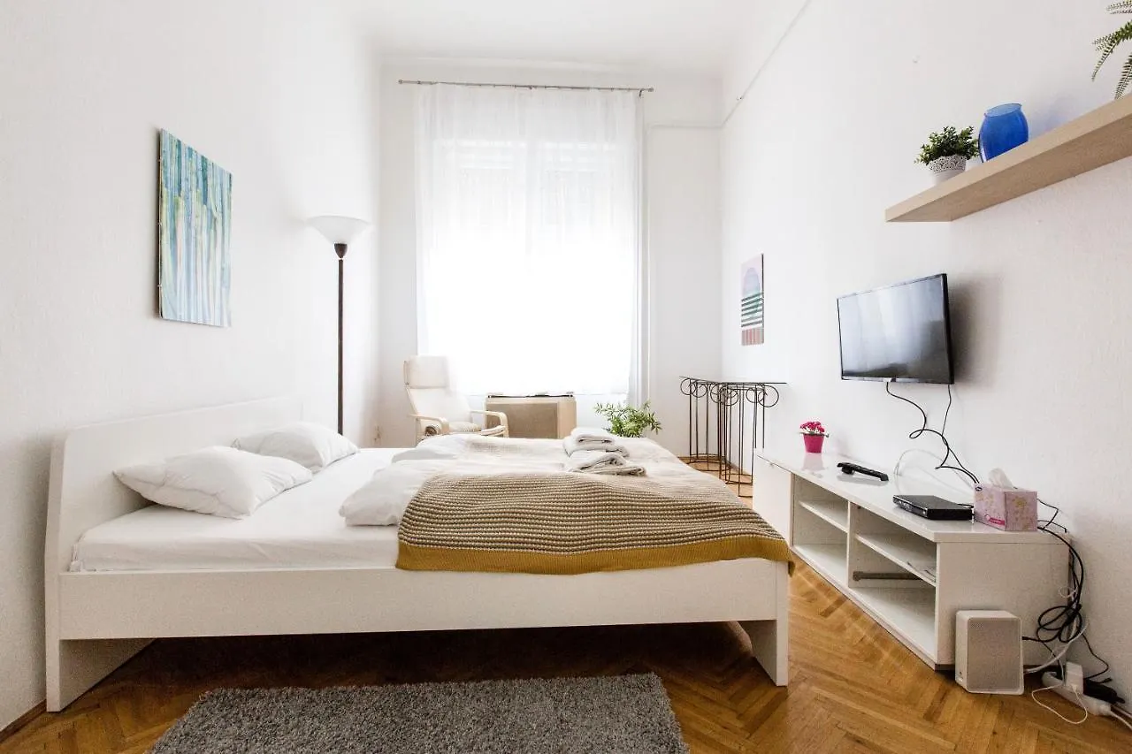 Home In The Living Budapest Lägenhet