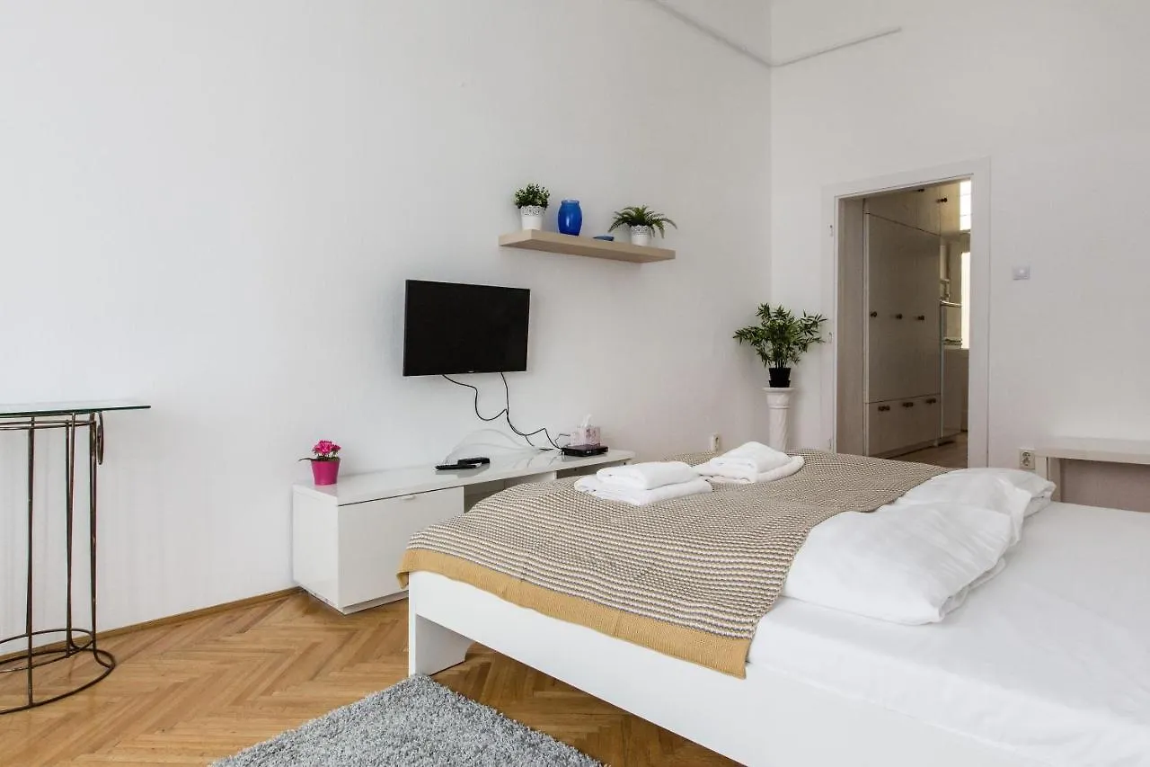 Lägenhet Home In The Living Budapest